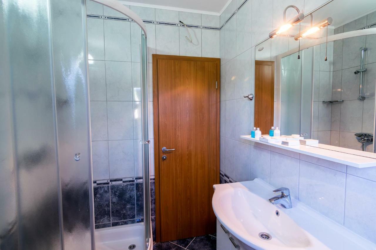 Apartman Emil Supetar Exteriör bild