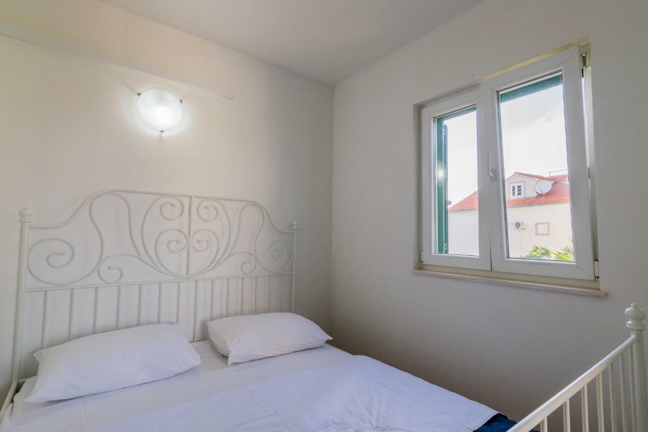 Apartman Emil Supetar Exteriör bild