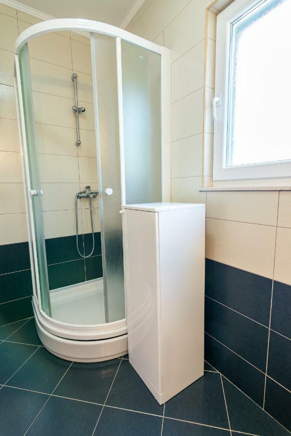 Apartman Emil Supetar Exteriör bild